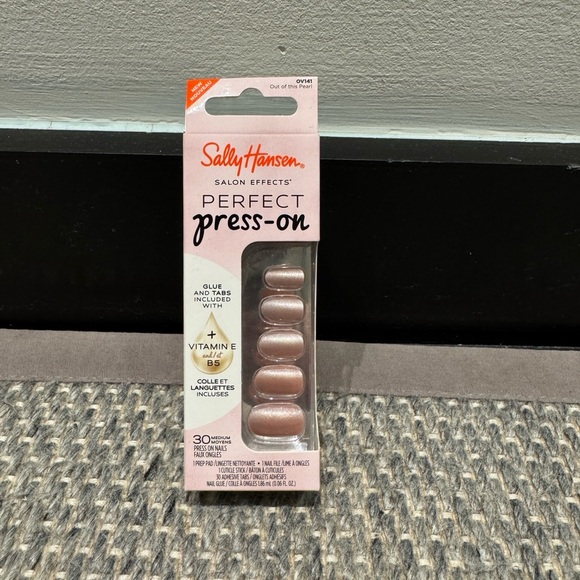 Sally Hansen Other - NWT- Sally Hansen Perfect Press-On Nails “ Out of this Pearl”